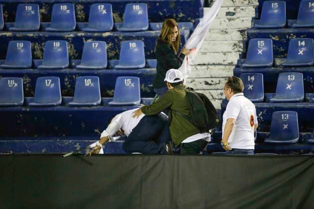 October 25, 2023, Mexico City, Mexico City, Mexico: Militants of the MORENA party begin to jump the fences of the stadium to be able to leave due to the failure of the event, because the coordinator of the Fourth Transformation Claudia Sheinbaum never arrived at the event. Mexico City Mexico - ZUMAs310 20231025_zip_s310_008 Copyright: xLuisxExSalgadox