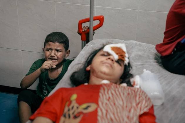 News Themen der Woche KW43 Israeli Airstrikes Surge - Gaza A young injured girl is being treated by a paramedic due to the Israeli airstrikes, which have killed and injured thousands of Palestinians. Israel escalated airstrikes across the Gaza Strip on Tuesday, crushing families in the rubble of residential buildings, as health officials said hundreds of Palestinians were killed in the past day and medical facilities were shut down because of bomb damage and lack of power. The soaring death toll from the bombardment is unprecedented in the decades-long Israeli-Palestinian conflict. Photo by Saher Alghorra Middle East Images ABACAPRESS.COM Gaza Gaza Strip  Copyright: xMiddlexEastxImages ABACAx 873133_046 MiddlexEastxImages ABACAx 873133_046