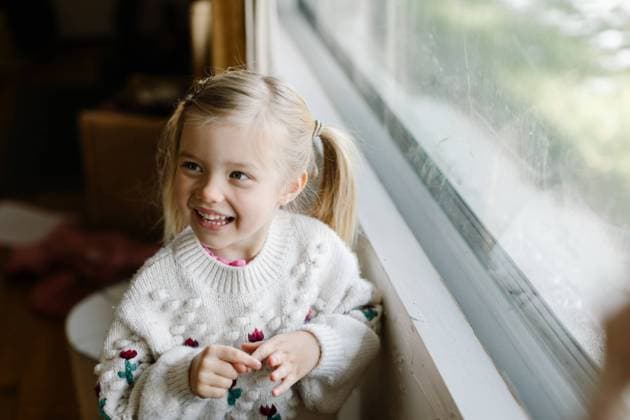 Animated toddler next to a window eagerly talks about Santa Claus Boise, Idaho, United States CR_AUAU231023-1274545-01 ,model released, Symbolfoto