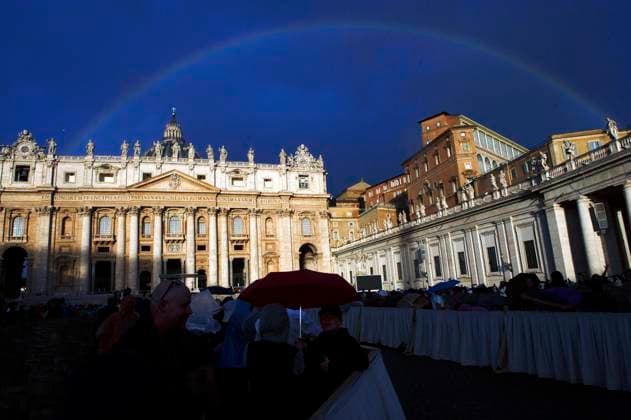 Italy, Rome, Vatican, 2023 10 25 .A rainbow shines over St.Peter s Basilica prior to the start of Pope Francis weekly general audience at the Vatican Photograph by Alessia Giuliani Catholic Press Photo  Copyright: xALESSIAxGIULIANIx xipa-agency.nex xAlessiaxGiulianix IPA_IPA41202792