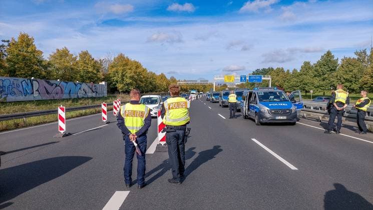 Vor dem Champions League Spiel RB Leipzig gegen Roter Stern Belgrad hat die Polizei an der B2 eine Kontrollstelle eingerichtet um eventuell gewaltbereite Fans des serbischen Klubs an der Weiterfahrt zu hindern. Insgesamt werden 2000 Fans von Roter Stern Belgrad erwartet, davon 600 der Kategorie C. Polizeikontrolle