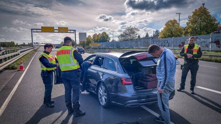 Vor dem Champions League Spiel RB Leipzig gegen Roter Stern Belgrad hat die Polizei an der B2 eine Kontrollstelle eingerichtet um eventuell gewaltbereite Fans des serbischen Klubs an der Weiterfahrt zu hindern. Insgesamt werden 2000 Fans von Roter Stern Belgrad erwartet, davon 600 der Kategorie C. Polizeikontrolle
