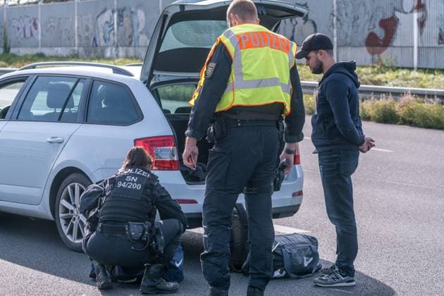 Vor dem Champions League Spiel RB Leipzig gegen Roter Stern Belgrad hat die Polizei an der B2 eine Kontrollstelle eingerichtet um eventuell gewaltbereite Fans des serbischen Klubs an der Weiterfahrt zu hindern. Insgesamt werden 2000 Fans von Roter Stern Belgrad erwartet, davon 600 der Kategorie C. Polizeikontrolle