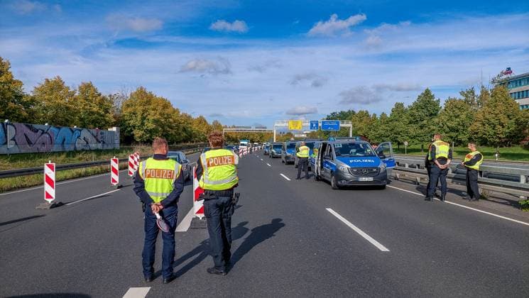 Vor dem Champions League Spiel RB Leipzig gegen Roter Stern Belgrad hat die Polizei an der B2 eine Kontrollstelle eingerichtet um eventuell gewaltbereite Fans des serbischen Klubs an der Weiterfahrt zu hindern. Insgesamt werden 2000 Fans von Roter Stern Belgrad erwartet, davon 600 der Kategorie C. Polizeikontrolle