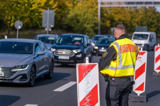 Vor dem Champions League Spiel RB Leipzig gegen Roter Stern Belgrad hat die Polizei an der B2 eine Kontrollstelle eingerichtet um eventuell gewaltbereite Fans des serbischen Klubs an der Weiterfahrt zu hindern. Insgesamt werden 2000 Fans von Roter Stern Belgrad erwartet, davon 600 der Kategorie C. Polizeikontrolle