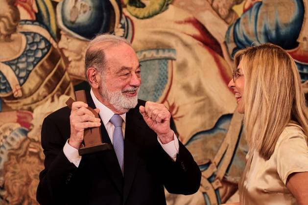 Photo: Juan Carlos Rojas LaPresse --------------------------------------------------- 20231025 Rey de Espana entrega IX premio Enrique Iglesias al desarrollo del espacio empresarial Iberoamericano al empresario mexicano Carlos Slim Helu Madrid, Espana; 25.10.2023.- El empresario mexicano Carlos Slim Helu recibe de manos del Rey Felipe VI el premio empresarial Iberoamericano en el Palacio de la Zarzuela. Por su contribucion al crecimiento economico y empresarial, a la generacion de empleo y al acercamiento de las relaciones entre los paises de IberoamÃ rica. Presentes un numero reducido de personas y familiares Foto: Juan Carlos Rojas LaPresse  Copyright: xJuanxCarlosxRojas LaPressex
