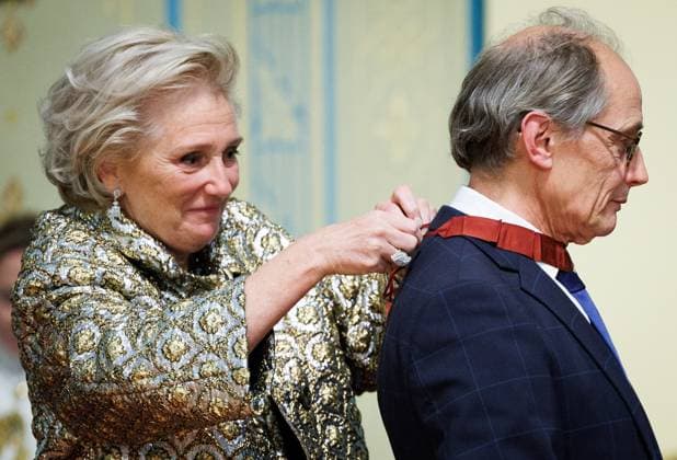 Entertainment Themen der Woche KW43 Entertainment Bilder des Tages Artistic Director at Canberra International Music Festival Roland Peelman receives a decoration from Princess Astrid of Belgium during a courtesy call with the Governor of Victoria, at the Government House Victoria, during the Belgian Economic Mission to the Commonwealth of Australia, in Melbourne, Wednesday 25 October 2023. A Belgian delegation is on a 10-day Economic Mission to Australia from 19 to 28 October 2023.  BENOITxDOPPAGNE 78502087