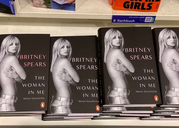 25.10.2023, Deutschland, NRW, Buchhandlungen, Neuerscheinungen, Seit gestern im deutschen Buchhandel erhältlich - die Autobiografie von Sängerin Britney Spears mit dem Titel The woman in me, Buch, Bücher, Memoiren NRW Deutschland *** 25 10 2023, Germany, NRW, Bookstores, New releases, Since yesterday available in German bookstores the autobiography of singer Britney Spears entitled The woman in me, Book, Books, Memoirs NRW Germany Copyright: xSnowfieldxPhotographyx SF251023BritneyD3