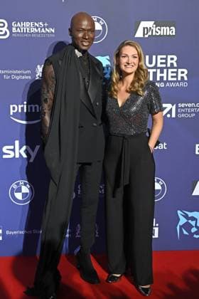 Judith GERLACH (Digitalministerin Bayern) mit Model Papis Loveday. Roter Teppich,Blauer Panther Ð TV und Streaming Award 2023 am 25.10.2023 in der BMW Welt Muenchen.