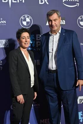 Markus SOEDER (Ministerpraesident Bayern und CSU Vorsitzender) mit Moderatorin und Ehrenpreistraegerin Dunja HAYALI, Roter Teppich,Blauer Panther Ð TV und Streaming Award 2023 am 25.10.2023 in der BMW Welt Muenchen.