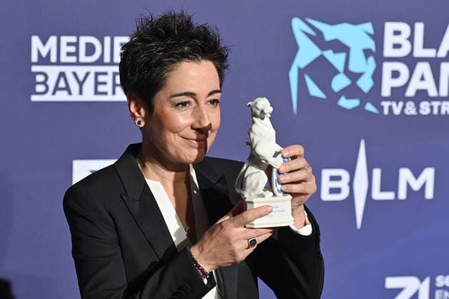 Bilder des Jahres 2023, Entertainment 10 Oktober Entertainment Themen der Woche KW43 Entertainment Bilder des Tages Ehrenpreistraegerin Dunja HAYALI mit dem Blauen Panther. Roter Teppich,Blauer Panther Ð TV und Streaming Award 2023 am 25.10.2023 in der BMW Welt Muenchen. *** Honorary award winner Dunja HAYALI with the Blue Panther Red Carpet,Blue Panther Ð TV and Streaming Award 2023 on 25 10 2023 in the BMW World Munich
