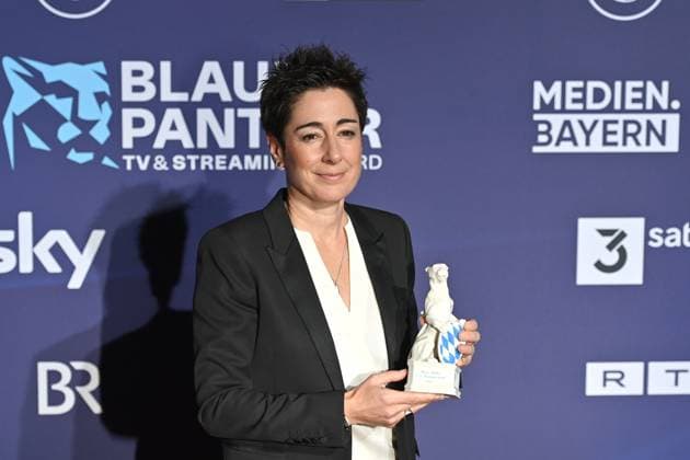 Ehrenpreistraegerin Dunja HAYALI mit dem Blauen Panther. Roter Teppich,Blauer Panther Ð TV und Streaming Award 2023 am 25.10.2023 in der BMW Welt Muenchen.