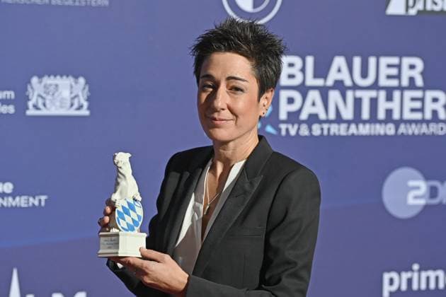 Ehrenpreistraegerin Dunja HAYALI mit dem Blauen Panther. Roter Teppich,Blauer Panther Ð TV und Streaming Award 2023 am 25.10.2023 in der BMW Welt Muenchen.