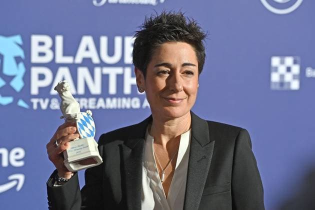Ehrenpreistraegerin Dunja HAYALI mit dem Blauen Panther. Roter Teppich,Blauer Panther Ð TV und Streaming Award 2023 am 25.10.2023 in der BMW Welt Muenchen.