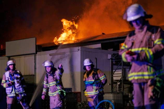 Feuerwehr und Notarzt, Symbolfotos News Bilder des Tages Einsatzkräfte der Feuerwehr Frechen bei einem Einsatz auf Gut Clarenhof. Auf dem Gelände ist am Mittwochabend ein Großfeuer ausgebrochen. Auch der Verkehr auf der A4 soll von den Folgen betroffen sein. (Themenbild, Symbolbild) Frechen, 25.10.2023 NRW Deutschland *** Firefighters from the Frechen fire department during an operation at Gut Clarenhof A major fire broke out on the site on Wednesday evening Traffic on the A4 is also said to be affected by the consequences Topic image, symbol image Frechen, 25 10 2023 NRW Germany Copyright: xChristophxHardtx