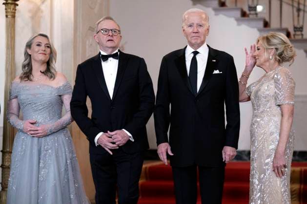 Bilder des Jahres 2023, News 10 Oktober News Themen der Woche KW43 News Bilder des Tages US President Joe Biden with First Lady Jill Biden greets Australian Prime Minister Anthony Albanese and Ms. Jodie Haydon on arrival for the State Dinner at the White House in Washington, DC on Wednesday, October 25, 2023.  WAX20231025256 YurixGripas
