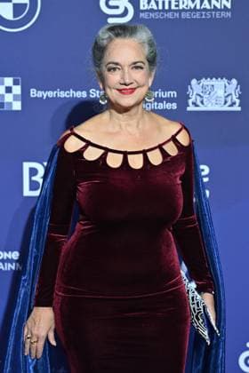 Irina WANKA (Schauspielerin), Einzelbild,angeschnittenes Einzelmotiv,Halbfigur,halbe Figur. Roter Teppich,Blauer Panther Ð TV und Streaming Award 2023 am 25.10.2023 in der BMW Welt Muenchen.