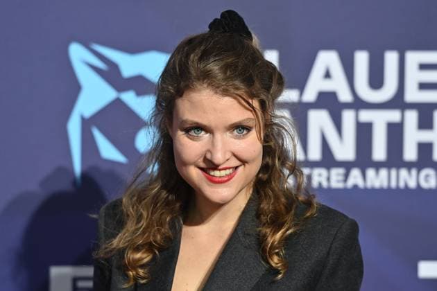 Lara MANDOKI (Schauspielerin), Einzelbild,angeschnittenes Einzelmotiv,Portraet,Portrait,Porträt. Roter Teppich,Blauer Panther Ð TV und Streaming Award 2023 am 25.10.2023 in der BMW Welt Muenchen.