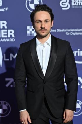 Dimitrij Schaad (Schauspieler), Einzelbild,angeschnittenes Einzelmotiv,Halbfigur,halbe Figur. Roter Teppich,Blauer Panther Ð TV und Streaming Award 2023 am 25.10.2023 in der BMW Welt Muenchen.