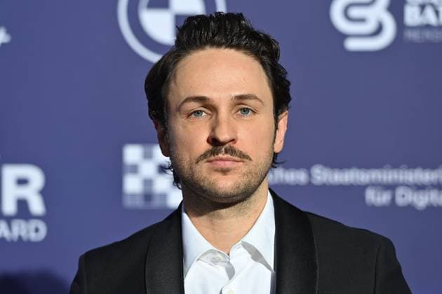 Dimitrij Schaad (Schauspieler), Einzelbild,angeschnittenes Einzelmotiv,Portraet,Portrait,Porträt. Roter Teppich,Blauer Panther Ð TV und Streaming Award 2023 am 25.10.2023 in der BMW Welt Muenchen.