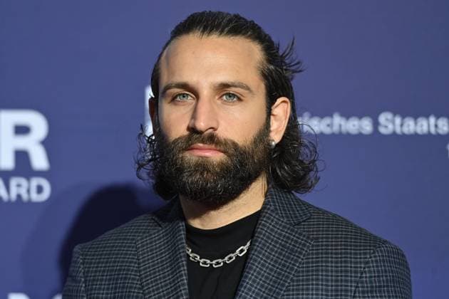 Arman KASHANI (Schauspieler), Einzelbild,angeschnittenes Einzelmotiv,Portraet,Portrait,Porträt. Roter Teppich,Blauer Panther Ð TV und Streaming Award 2023 am 25.10.2023 in der BMW Welt Muenchen.