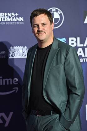 Frederic LINKEMANN (Schauspieler), Einzelbild,angeschnittenes Einzelmotiv, Halbfigur,halbe Figur. Roter Teppich,Blauer Panther Ð TV und Streaming Award 2023 am 25.10.2023 in der BMW Welt Muenchen.