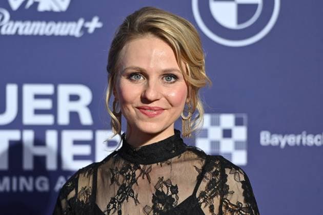 Teresa Rizos (Schauspielerin), Einzelbild,angeschnittenes Einzelmotiv,Portraet,Portrait,Porträt. Roter Teppich,Blauer Panther Ð TV und Streaming Award 2023 am 25.10.2023 in der BMW Welt Muenchen.