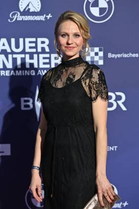 Teresa Rizos (Schauspielerin), Einzelbild,angeschnittenes Einzelmotiv,Halbfigur,halbe Figur. Roter Teppich,Blauer Panther Ð TV und Streaming Award 2023 am 25.10.2023 in der BMW Welt Muenchen.