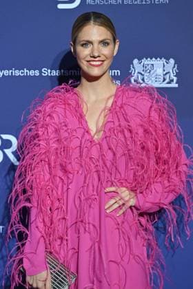 Viviane GEPPERT (Moderatorin), Einzelbild,angeschnittenes Einzelmotiv,Halbfigur,halbe Figur. Roter Teppich,Blauer Panther Ð TV und Streaming Award 2023 am 25.10.2023 in der BMW Welt Muenchen.