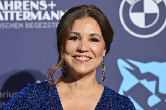 Karen WEBB (Moderatorin), Einzelbild,angeschnittenes Einzelmotiv,Portraet,Portrait,Porträt. Roter Teppich,Blauer Panther Ð TV und Streaming Award 2023 am 25.10.2023 in der BMW Welt Muenchen.