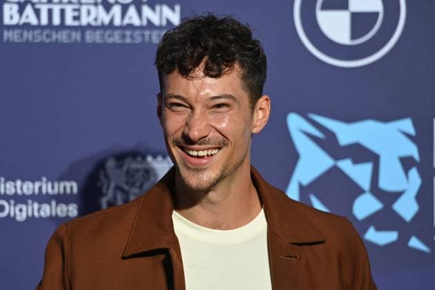 Klaus STEINBACHER (Schauspielerin), Einzelbild,angeschnittenes Einzelmotiv,Portraet,Portrait,Porträt. Roter Teppich,Blauer Panther Ð TV und Streaming Award 2023 am 25.10.2023 in der BMW Welt Muenchen.