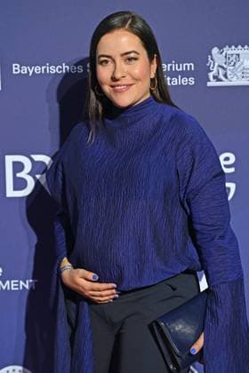 Aline ABBOUD (Moderatorin), Einzelbild,angeschnittenes Einzelmotiv,Halbfigur,halbe Figur Roter Teppich,Blauer Panther Ð TV und Streaming Award 2023 am 25.10.2023 in der BMW Welt Muenchen.