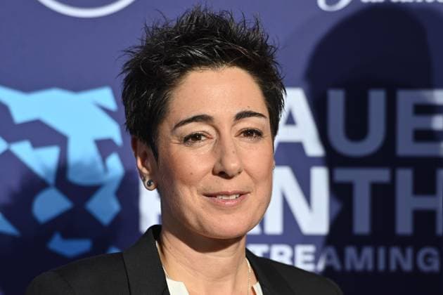 Dunja HAYALI (Moderatorin,Journalistin), Einzelbild,angeschnittenes Einzelmotiv,Portraet,Portrait,Porträt. Roter Teppich,Blauer Panther Ð TV und Streaming Award 2023 am 25.10.2023 in der BMW Welt Muenchen.