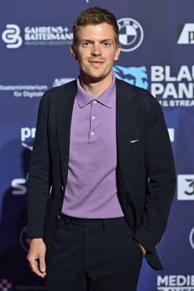 Ferdinand HOFER (Schauspieler), Einzelbild,angeschnittenes Einzelmotiv,Halbfigur,halbe Figur. Roter Teppich,Blauer Panther Ð TV und Streaming Award 2023 am 25.10.2023 in der BMW Welt Muenchen.