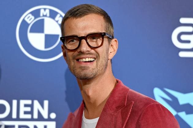 Joko WINTERSCHEIDT (Moderator), Einzelbild,angeschnittenes Einzelmotiv,Portraet,Portrait,Porträt. Roter Teppich,Blauer Panther Ð TV und Streaming Award 2023 am 25.10.2023 in der BMW Welt Muenchen.