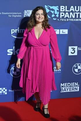 Ronja FORCHER (Schauspielerin), Einzelbild,Freisteller, Ganzkoerperaufnahme,ganze Figur. Roter Teppich,Blauer Panther Ð TV und Streaming Award 2023 am 25.10.2023 in der BMW Welt Muenchen.