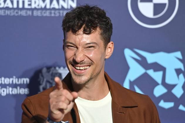 Klaus STEINBACHER (Schauspielerin), Einzelbild,angeschnittenes Einzelmotiv,Portraet,Portrait,Porträt. Roter Teppich,Blauer Panther Ð TV und Streaming Award 2023 am 25.10.2023 in der BMW Welt Muenchen.