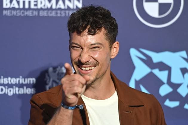 Klaus STEINBACHER (Schauspielerin), Einzelbild,angeschnittenes Einzelmotiv,Portraet,Portrait,Porträt. Roter Teppich,Blauer Panther Ð TV und Streaming Award 2023 am 25.10.2023 in der BMW Welt Muenchen.