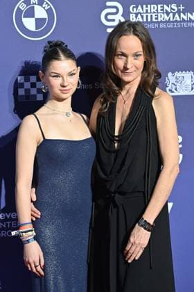 Jeanette Hain (Schauspielerin) mit Tochter Malou. Roter Teppich,Blauer Panther Ð TV und Streaming Award 2023 am 25.10.2023 in der BMW Welt Muenchen.