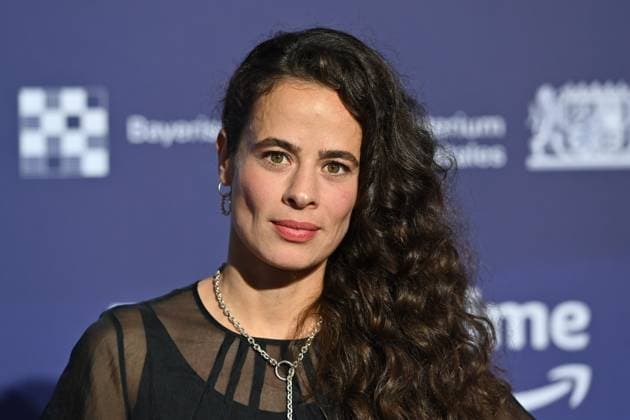 Maya HADDAD (Schauspielerin), Einzelbild,angeschnittenes Einzelmotiv,Portraet,Portrait,Porträt. Roter Teppich,Blauer Panther Ð TV und Streaming Award 2023 am 25.10.2023 in der BMW Welt Muenchen.