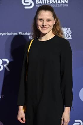 Stephanie LEXER (Schauspielerin), Einzelbild,angeschnittenes Einzelmotiv,Halbfigur,halbe Figur. Roter Teppich,Blauer Panther Ð TV und Streaming Award 2023 am 25.10.2023 in der BMW Welt Muenchen.