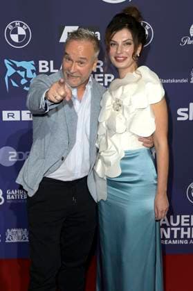 Thomas Darchinger mit Begleitung bei der Verleihung vom Blauer Panther - TV & Streaming Award 2023 in der BMW Welt. München, 25.10.2023
