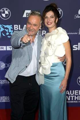 Thomas Darchinger mit Begleitung bei der Verleihung vom Blauer Panther - TV & Streaming Award 2023 in der BMW Welt. München, 25.10.2023