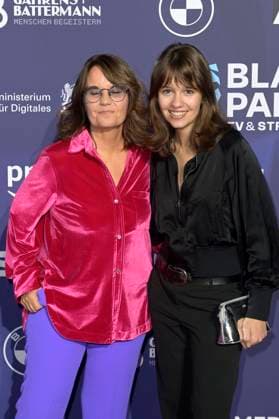 Charlotte Link mit Tochter Pauline Graf bei der Verleihung vom Blauer Panther - TV & Streaming Award 2023 in der BMW Welt. München, 25.10.2023