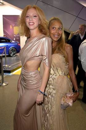 Anna Ermakova mit Mutter Angela Ermakova bei der Verleihung vom Blauer Panther - TV & Streaming Award 2023 in der BMW Welt. München, 25.10.2023