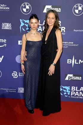 Jeanette Hain mit Tochter Malou bei der Verleihung vom Blauer Panther - TV & Streaming Award 2023 in der BMW Welt. München, 25.10.2023