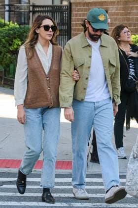 Elizabeth Olsen and her husband Robbie Arnett run errands. Featuring: Elizabeth Olsen and husband Robbie Arnett Where: New York, New York, United States When: 25 Oct 2023 Credit: BauerGriffin INSTARimages EDITORIAL USE ONLY. NOT FOR USE BY NEWSPAPERS BASED IN THE UK. Copyright: xIgnatx 53155412