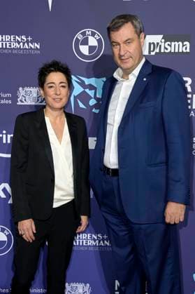 Dunja Hayali und Markus Söder bei der Verleihung vom Blauer Panther - TV & Streaming Award 2023 in der BMW Welt. München, 25.10.2023