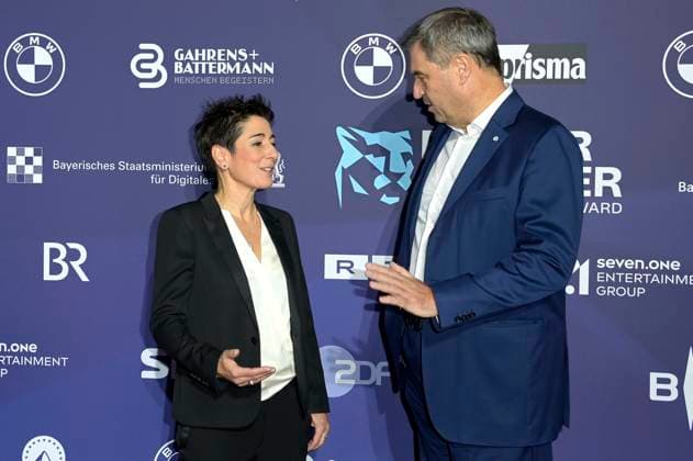 Dunja Hayali und Markus Söder bei der Verleihung vom Blauer Panther - TV & Streaming Award 2023 in der BMW Welt. München, 25.10.2023