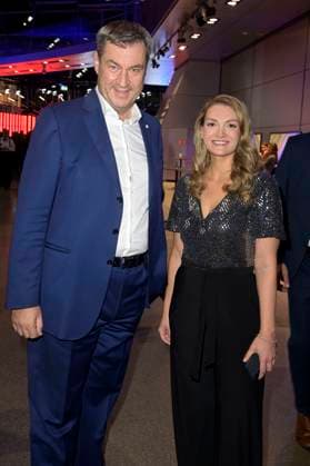 Markus Söder und Judith Gerlach bei der Verleihung vom Blauer Panther - TV & Streaming Award 2023 in der BMW Welt. München, 25.10.2023